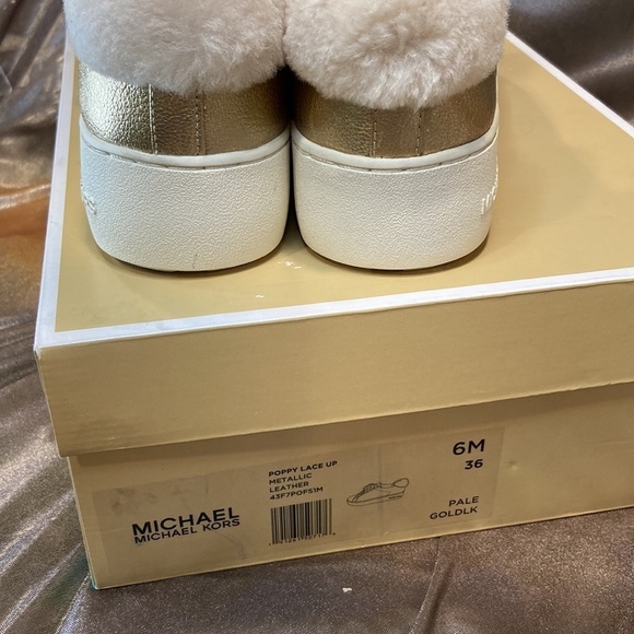 Micheal Kors gold size 6 “poppy” lace up. Metallic leather uppers. Worn once. - Picture 5 of 7